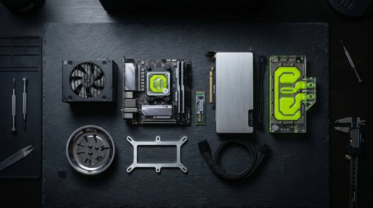 Detail-Knolling: EK-Waterblock auf Motherboard, Distroplate, vertikale GPU-Bracket, Schrauben-Mag-Tray, Caliper